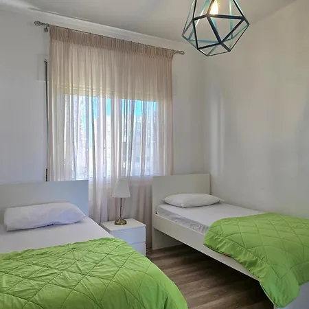 Sunny - 146 Apartment